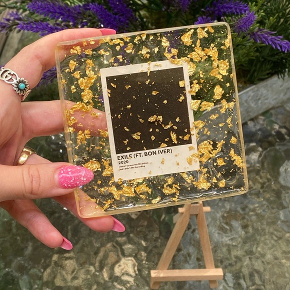 Taylor Swift Exile with Gold Flakes Resin Display Art & Mini Easel - Picture 10 of 14